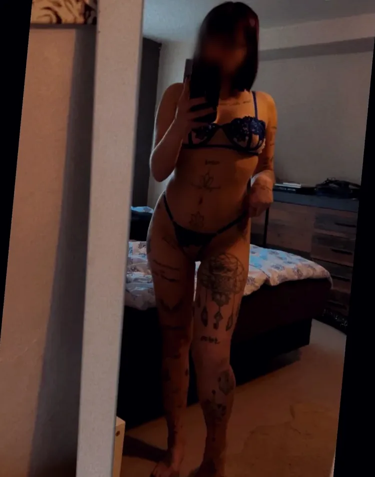 June, 26 años